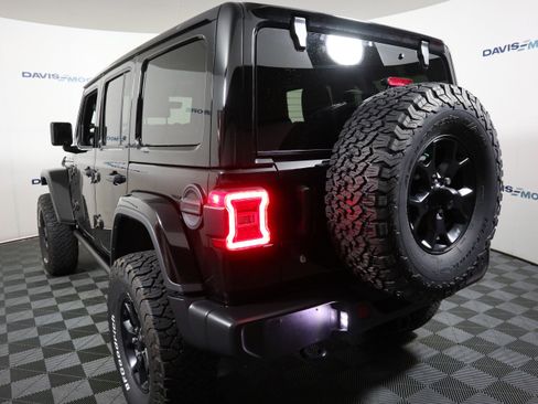 Used 2018 Jeep Wrangler Unlimited Sahara w/ Quick Order Package 24M Moab AWD/4WD image 9