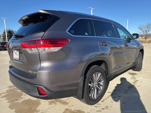 Used 2019 Toyota Highlander XLE image 3