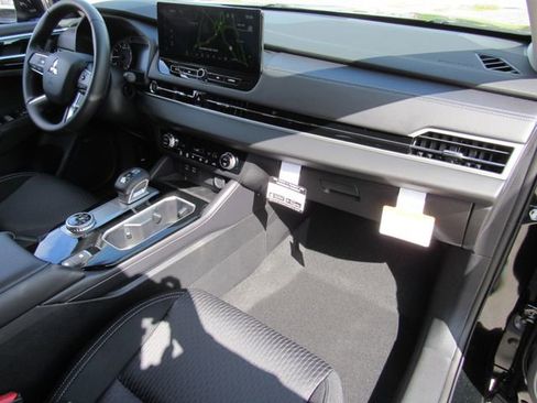 New 2026 Mitsubishi Outlander ES FWD image 12