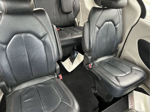 Used 2019 Chrysler Pacifica Touring-L Plus w/ Tire & Wheel Group image 17