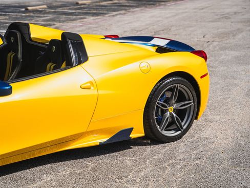 Used 2015 Ferrari 458 Speciale A RWD image 6
