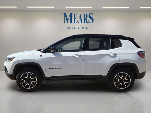 Used 2024 Jeep Compass Trailhawk image 2
