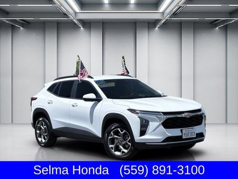 Used 2025 Chevrolet Trax LT FWD image 1