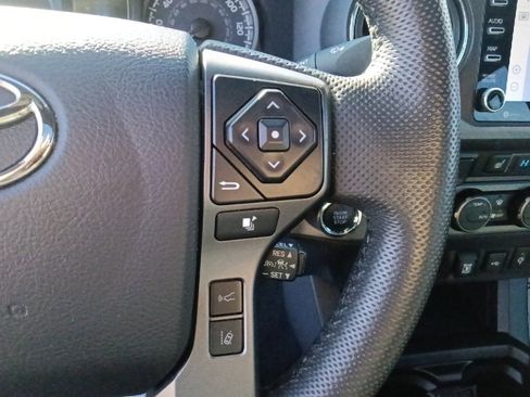 Used 2022 Toyota Tacoma TRD Off-Road image 18