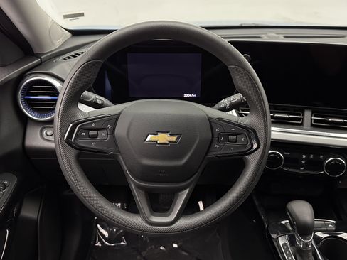 Used 2025 Chevrolet Trax LT FWD image 24