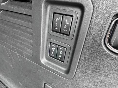 Used 2024 Chevrolet Traverse RS FWD image 28