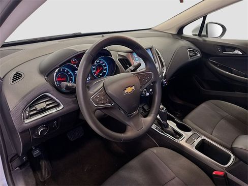 Used 2018 Chevrolet Cruze LT w/ Convenience Package image 9