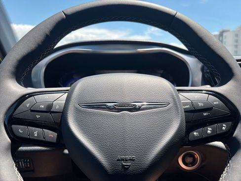 Used 2025 Chrysler Pacifica Limited FWD image 31