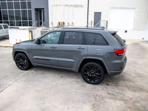 Used 2022 Jeep Grand Cherokee Laredo X image 10