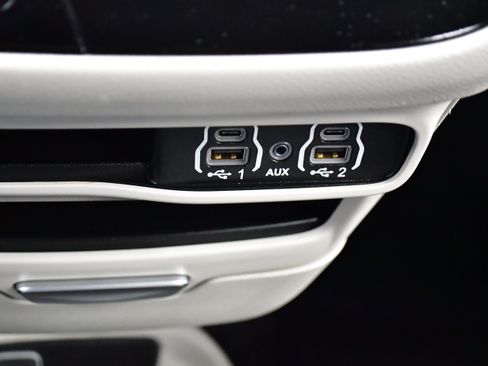 Used 2023 Chrysler Pacifica Touring-L FWD image 30