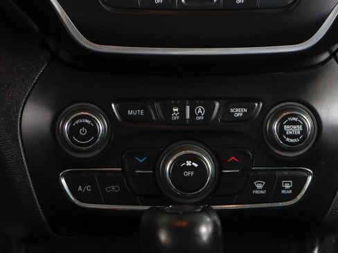 Used 2021 Jeep Cherokee Latitude Plus FWD image 20