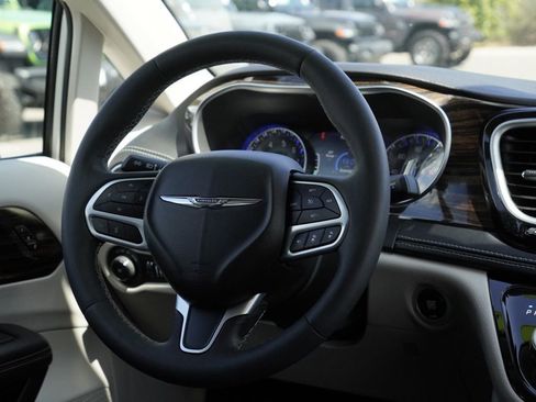 Used 2024 Chrysler Pacifica Limited FWD image 29