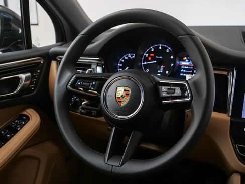 Certified 2025 Porsche Macan image 27