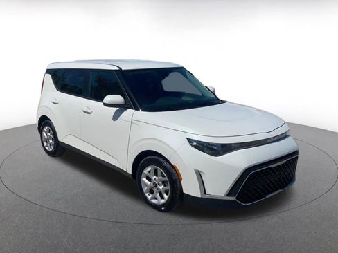 Used 2025 Kia Soul LX w/ LX Technology Package FWD image 3