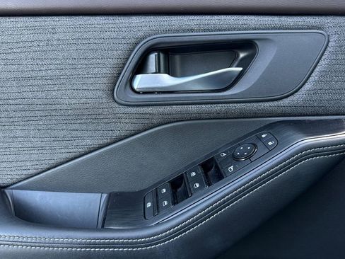 Used 2022 Nissan Rogue SV image 11