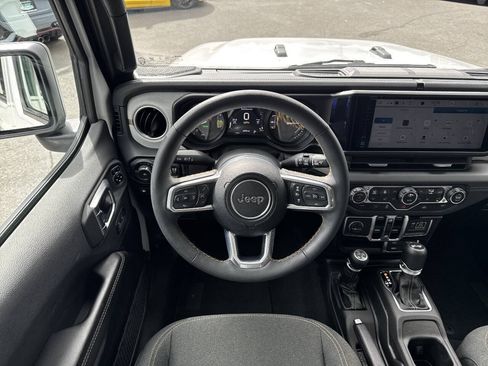 Used 2024 Jeep Wrangler Unlimited Sahara w/ Technology Group AWD/4WD image 23