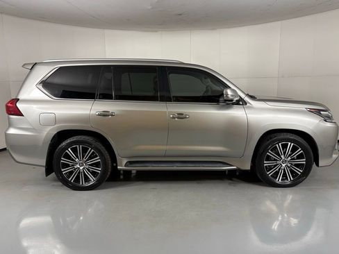 Used 2021 Lexus LX 570 4WD w/ Luxury Package image 8