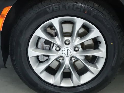 Used 2023 Chrysler Pacifica Touring-L image 37