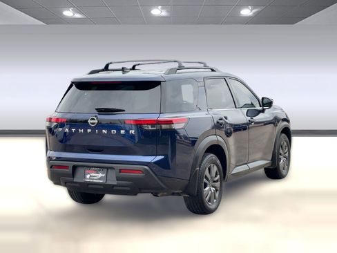 Used 2025 Nissan Pathfinder SV image 9