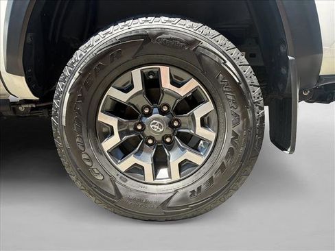 Used 2020 Toyota Tacoma TRD Off-Road w/ TRD Premium Off Road Package AWD/4WD image 9