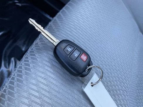 Used 2015 Toyota Highlander LE image 28