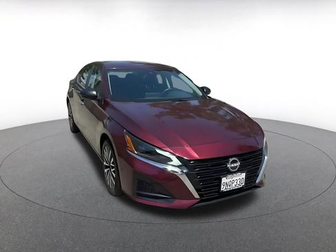 Used 2025 Nissan Altima 2.5 SV FWD image 3