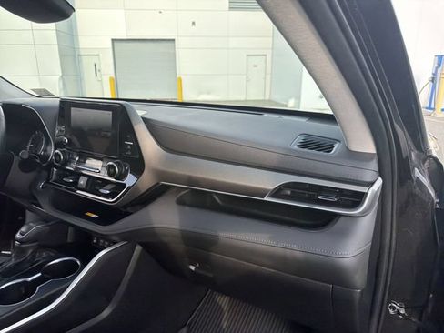 Used 2024 Toyota Highlander XLE AWD/4WD image 29