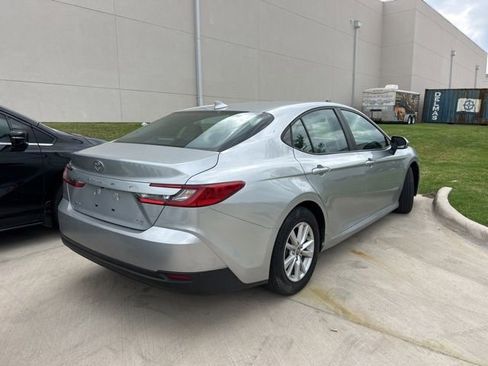 Used 2025 Toyota Camry LE image 3