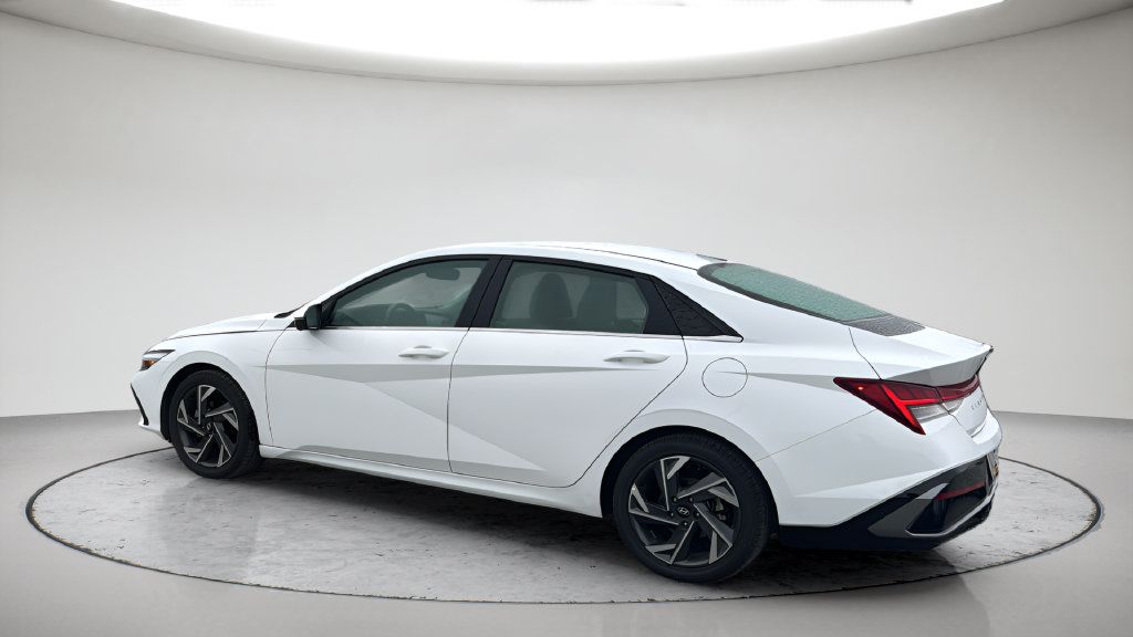 Used 2024 Hyundai Elantra Limited FWD image 12