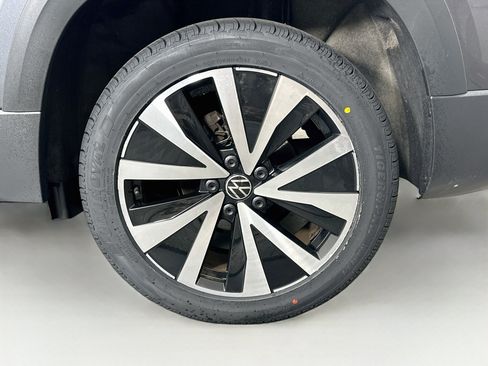 Used 2024 Volkswagen Taos SE FWD image 11