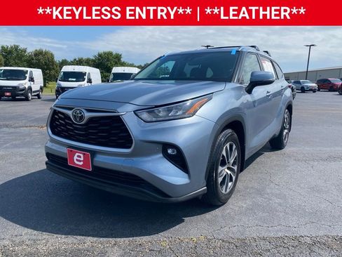 Used 2020 Toyota Highlander XLE FWD image 3