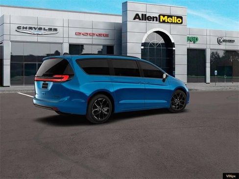 New 2026 Chrysler Pacifica Limited image 8