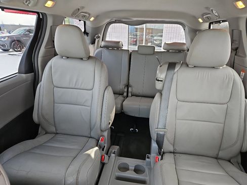 Used 2016 Toyota Sienna XLE image 16