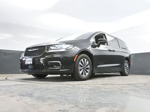Used 2023 Chrysler Pacifica Touring-L FWD image 46