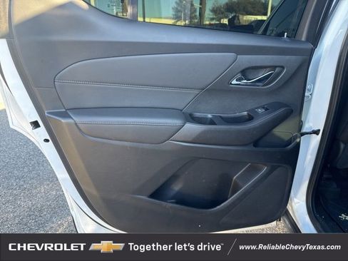 Used 2023 Chevrolet Traverse LT image 16