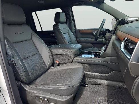 Used 2025 GMC Yukon XL Denali AWD/4WD image 10