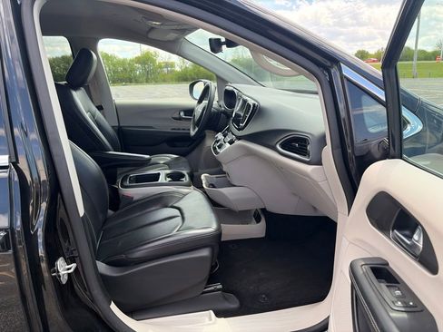 Used 2023 Chrysler Pacifica Touring-L FWD image 10