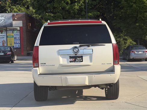 Used 2011 Cadillac Escalade Platinum AWD/4WD image 23