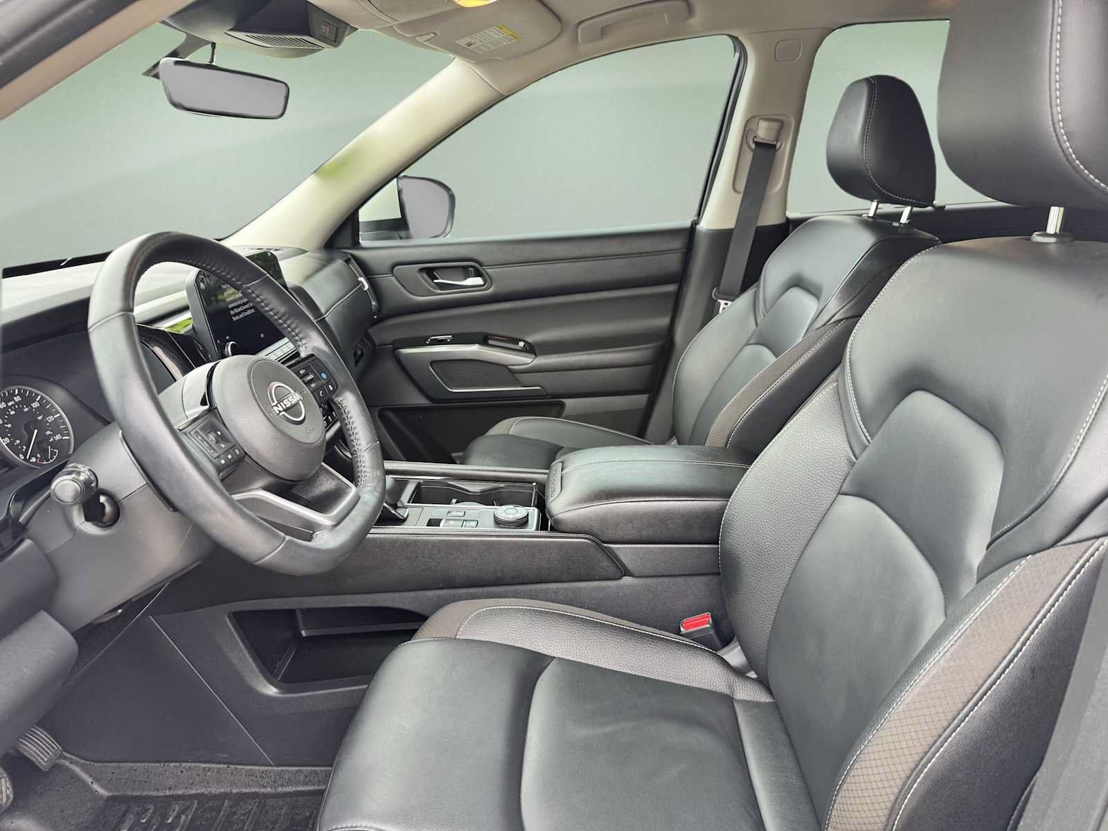 Used 2023 Nissan Pathfinder SL AWD/4WD image 11