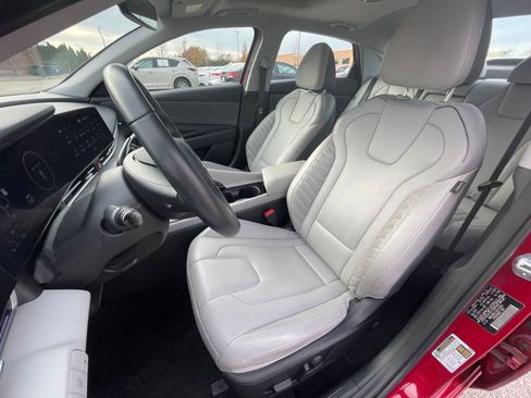 Used 2025 Hyundai Elantra Limited image 35