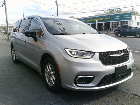 Used 2024 Chrysler Pacifica Touring-L FWD image 7