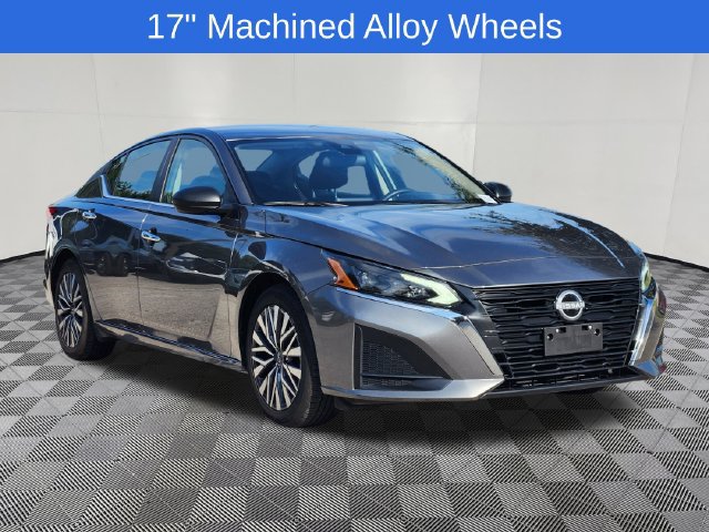Used 2025 Nissan Altima 2.5 SV FWD image 3