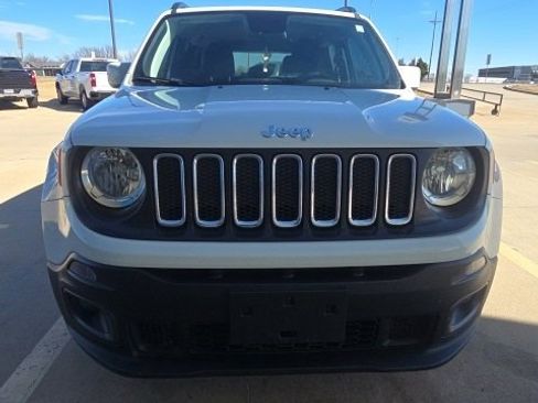 Used 2018 Jeep Renegade Latitude image 3
