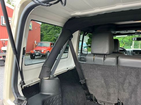 Used 2017 Jeep Wrangler Unlimited Rubicon AWD/4WD image 22