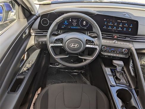Used 2025 Hyundai Elantra SEL image 11