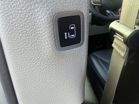 Used 2024 Chrysler Pacifica Touring-L FWD image 23