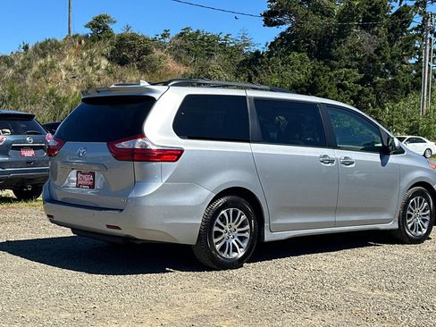 Used 2019 Toyota Sienna XLE w/ XLE Navigation Package FWD image 4