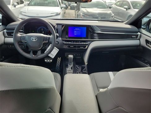 Used 2025 Toyota Camry SE image 9