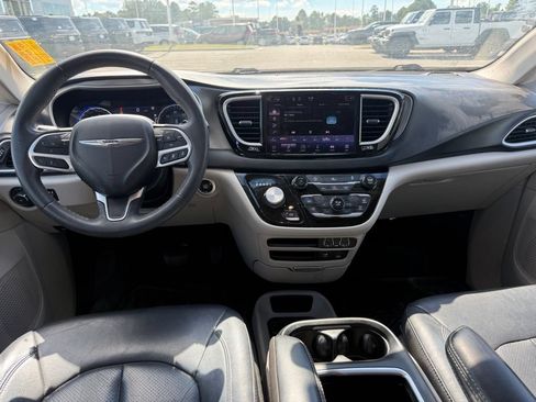 Used 2022 Chrysler Pacifica Touring-L FWD image 7