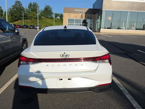 Used 2022 Hyundai Elantra SEL FWD image 5